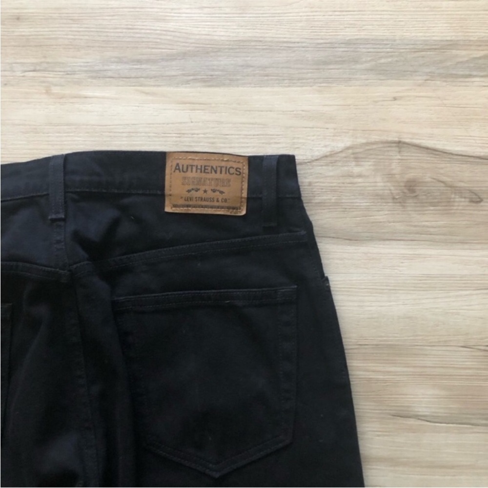 Signature by Levi Strauss Men's Relaxed Black Jeans - Picture 8 of 9